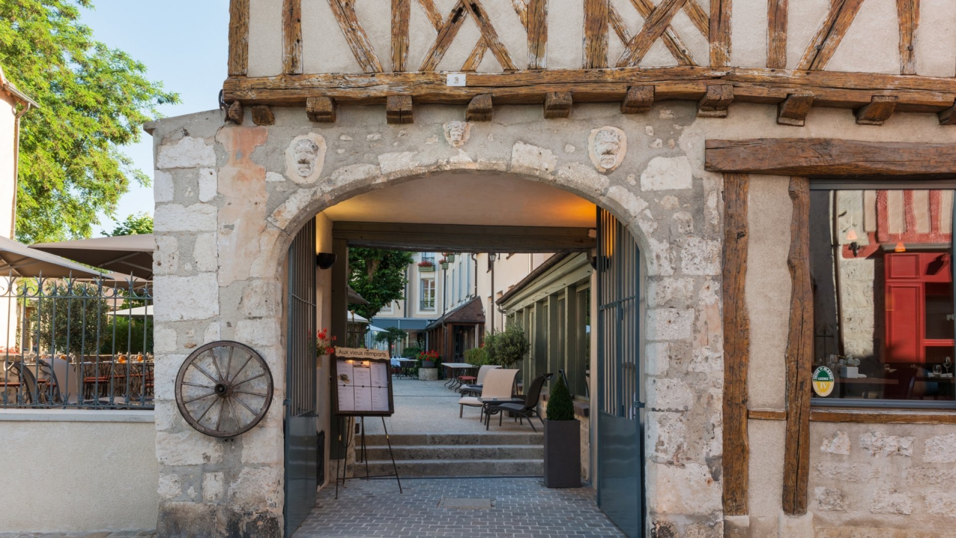Entrée Hôtel Restaurant Aux Vieux Remparts Provins 77