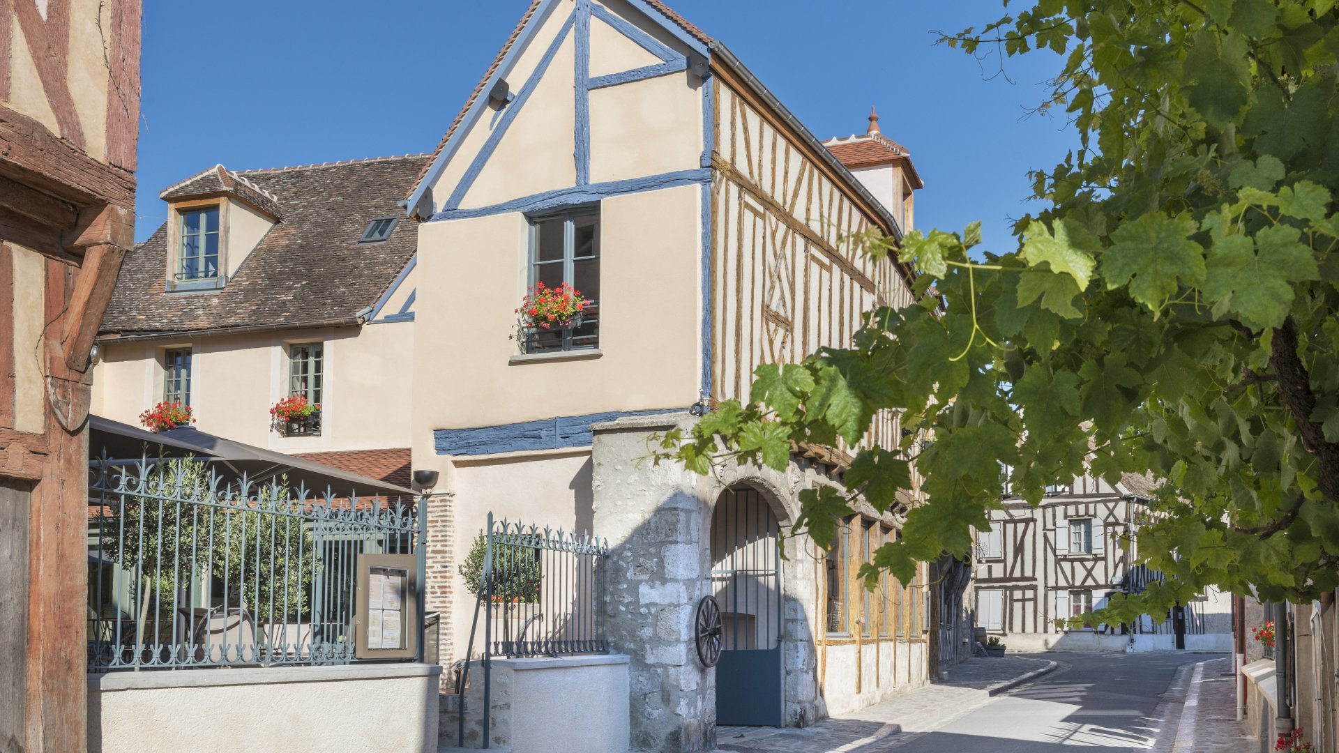 Façade Hotel Aux Vieux Remparts Provins